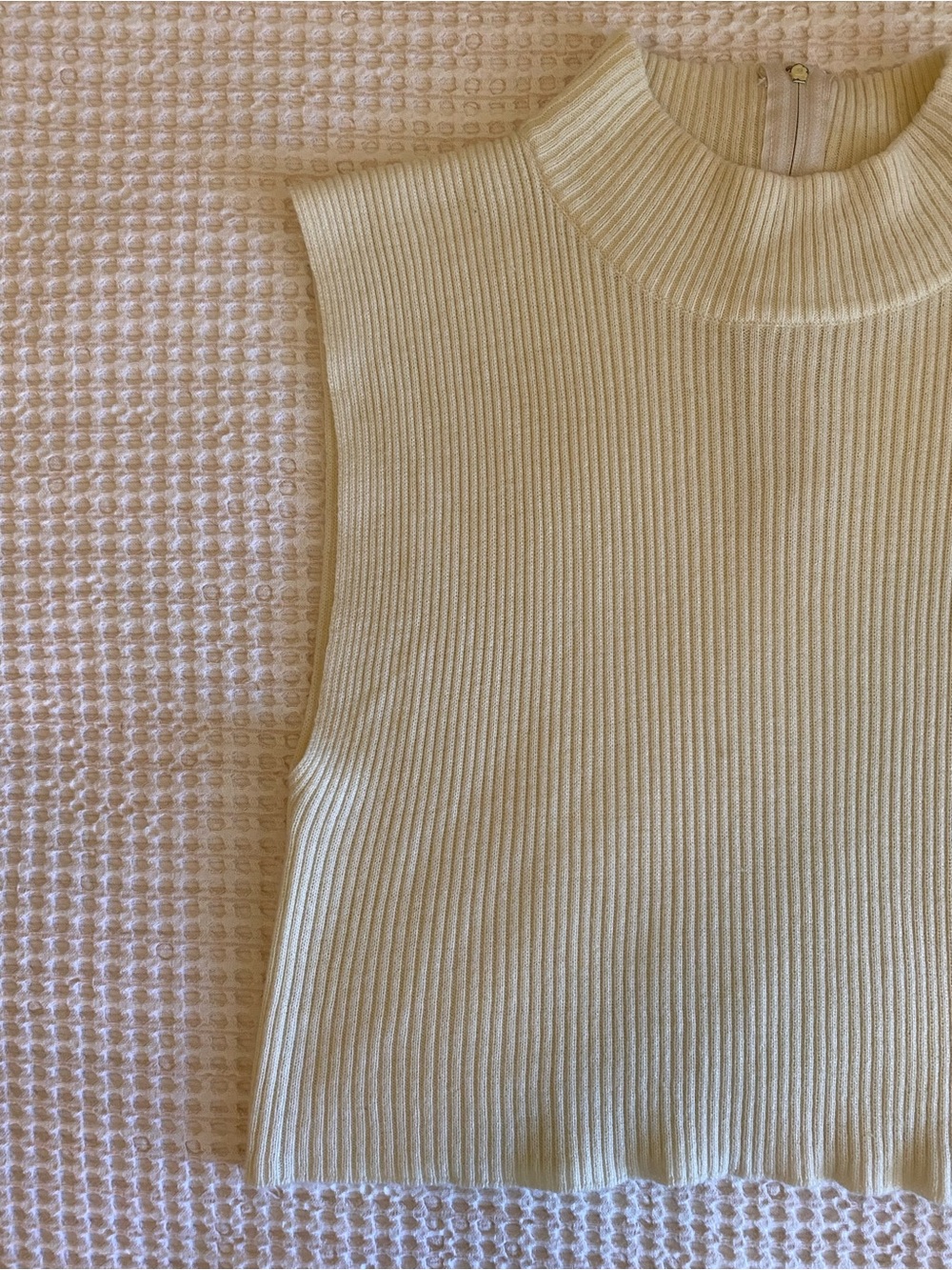 VINTAGE Cropped Fit Mockneck Sleeveless Sweater in Cream
